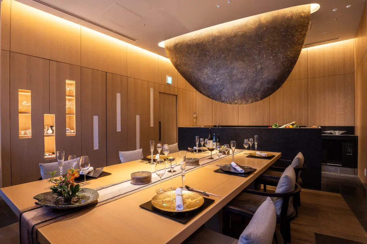 9月1日スタート】ライブ感溢れるシェフの技を間近で｜The シェフズ