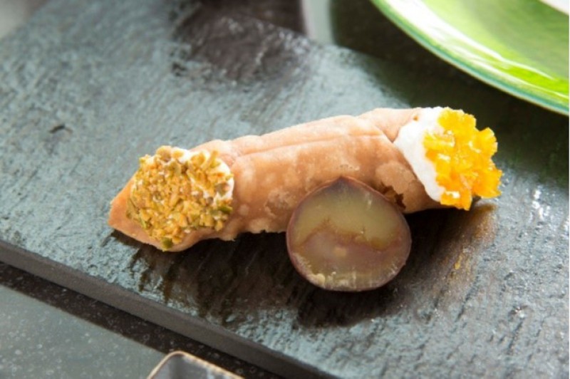 リコッタチーズと栗、シチリア産ピスタチオのカンノーロ