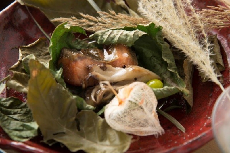 【移り変わり】 北海道産のブランド鮭”銀聖”とハーブの落ち葉焼き