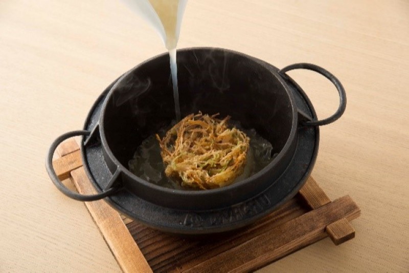【想い】 SORANO米の焼きおむすび 干し貝柱のかき揚げ 鰹出汁の餡をかけて