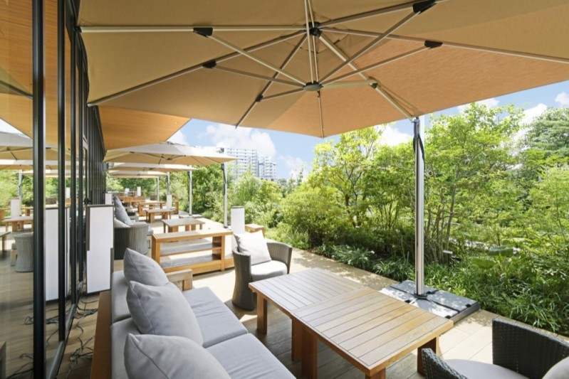 the Dog-friendly seat with parasol at the DAICHINO RESTAURANT terrace. 